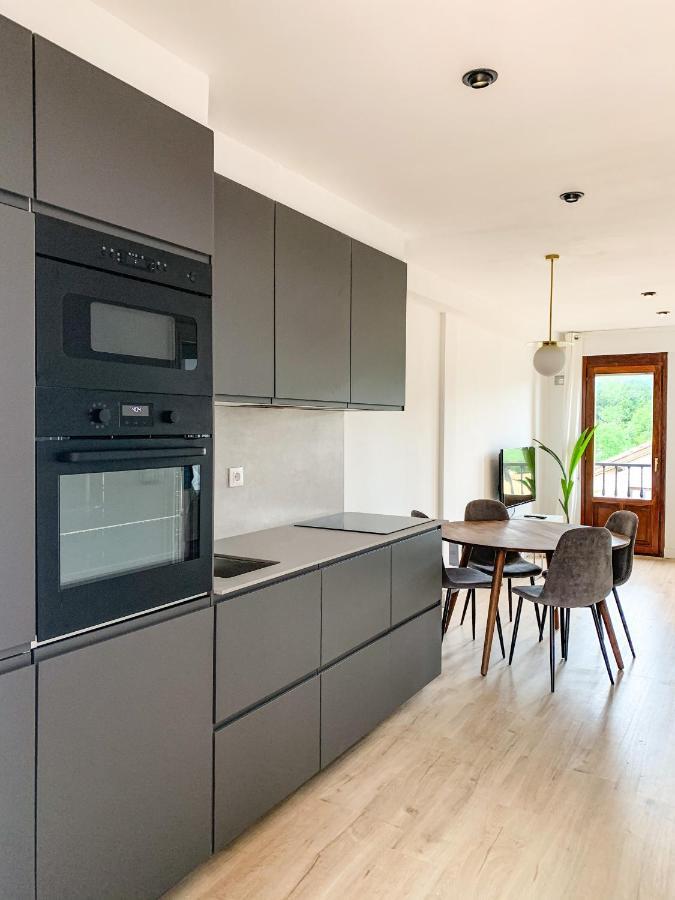 Acogedor Apartamento Con Terraza Y Parking Publico En Comillas Eksteriør bilde